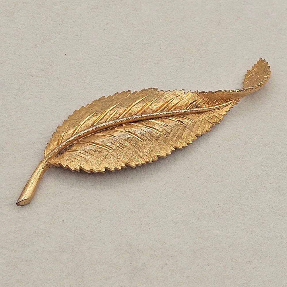 Vintage BSK Leaf Brooch Textured Gold Tone 3.5" Curved Botanical Design Pin